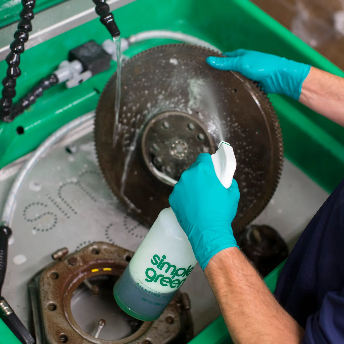 Aplicaciones Industriales Simple Green Industrial Cleaner in Use